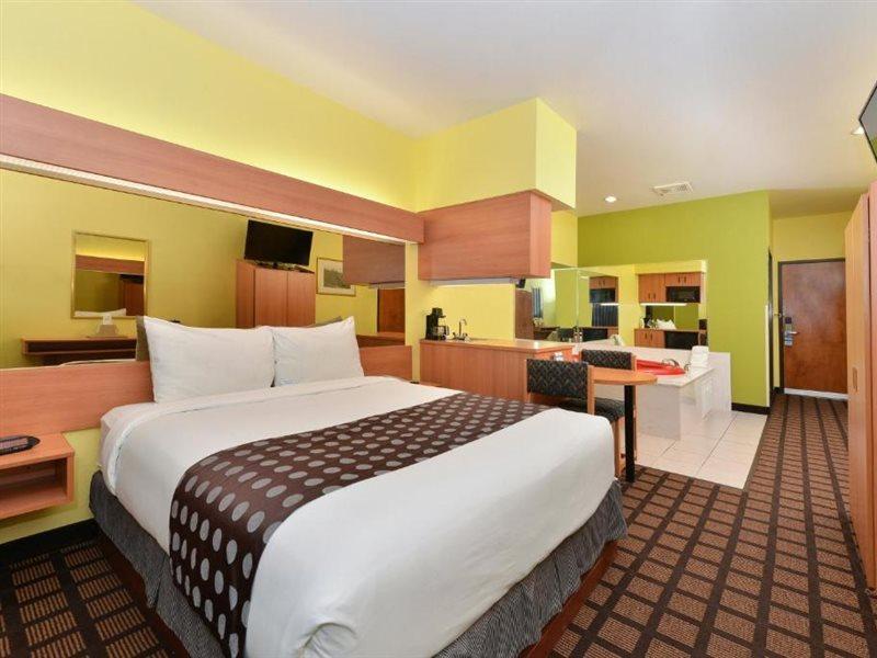 Microtel Inn & Suites By Wyndham Ft. Worth North/At Fossil Fort Worth Exterior foto