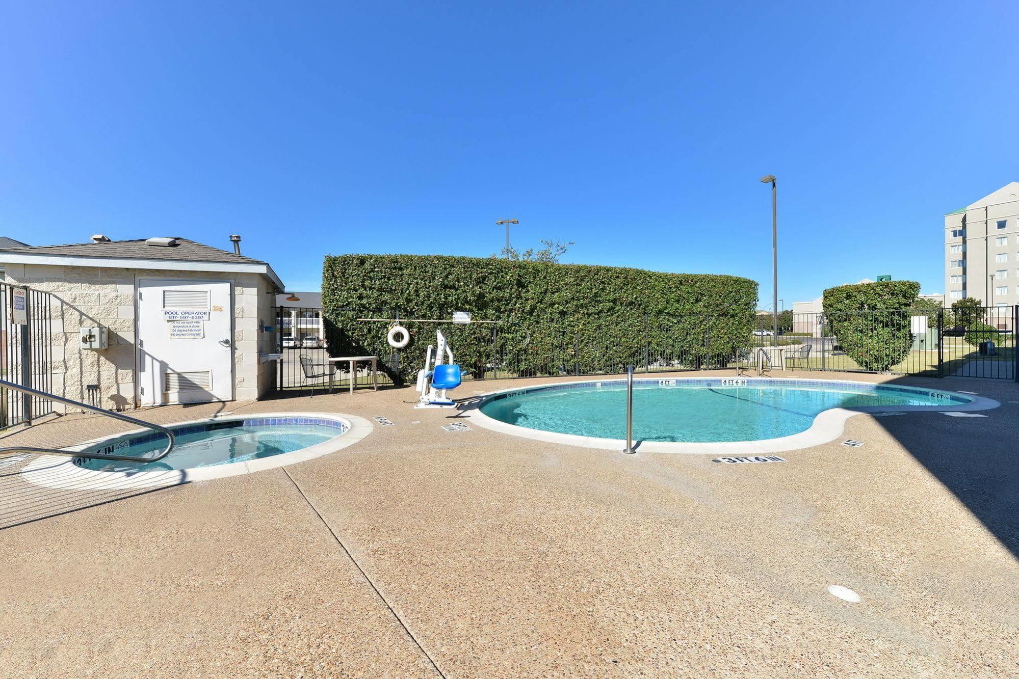 Microtel Inn & Suites By Wyndham Ft. Worth North/At Fossil Fort Worth Exterior foto